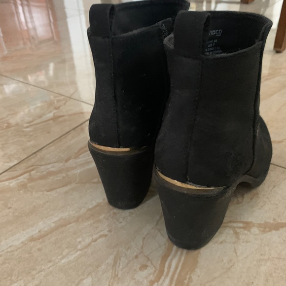 Gold metallic detailing. Heel height is 3.5ish. Fits 7.5 or 8 - Picture 3 of 3